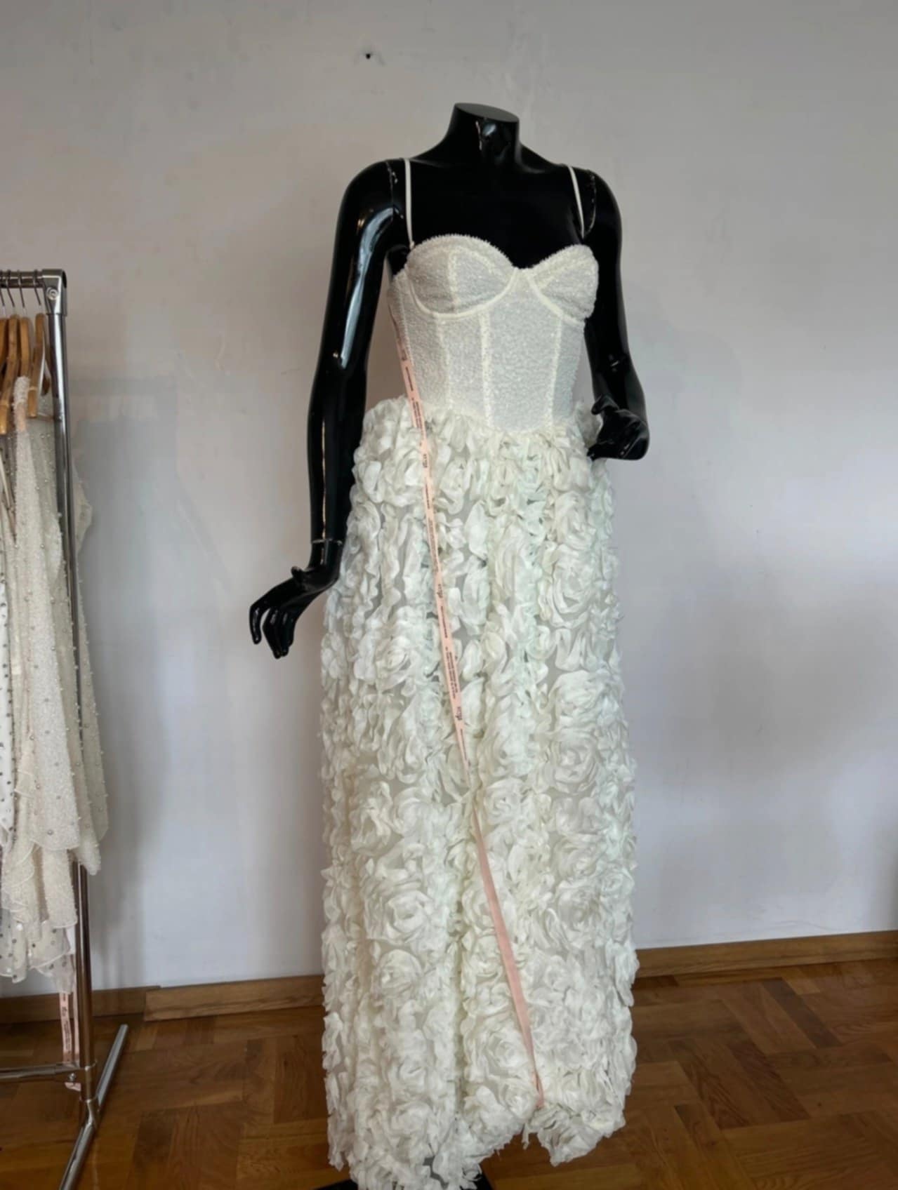 Oh Polly sukienka elegancka biała z różami - wieczorowa sukienka na specjalne okazje